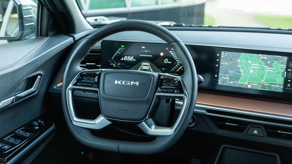 Fotoaufnahme vom eckigen Lenkrad des KGM Musso EV