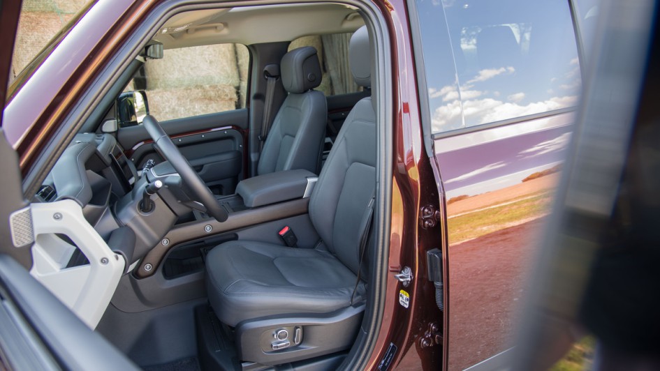 Vordersitze im Defender 130