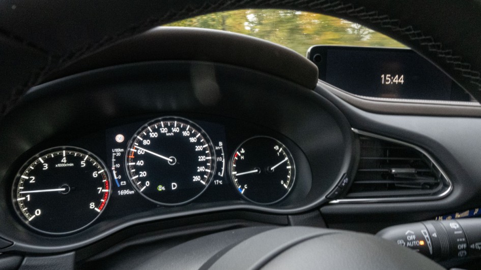 Kombiinstrument im Mazda CX-30 