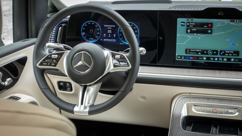 Lenkrad des Mercedes VLE 300 im Detail fotografiert