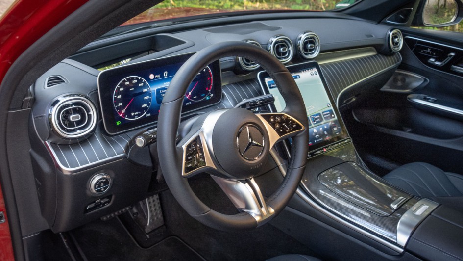 Mercedes C 220 d All Terrain in Patagonienrot Cockpitfoto durch die Fahrertür