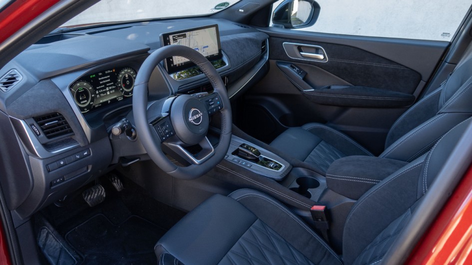 Foto des Nissan Qashqai-Cockpits durch die geöffnete Fahrertür