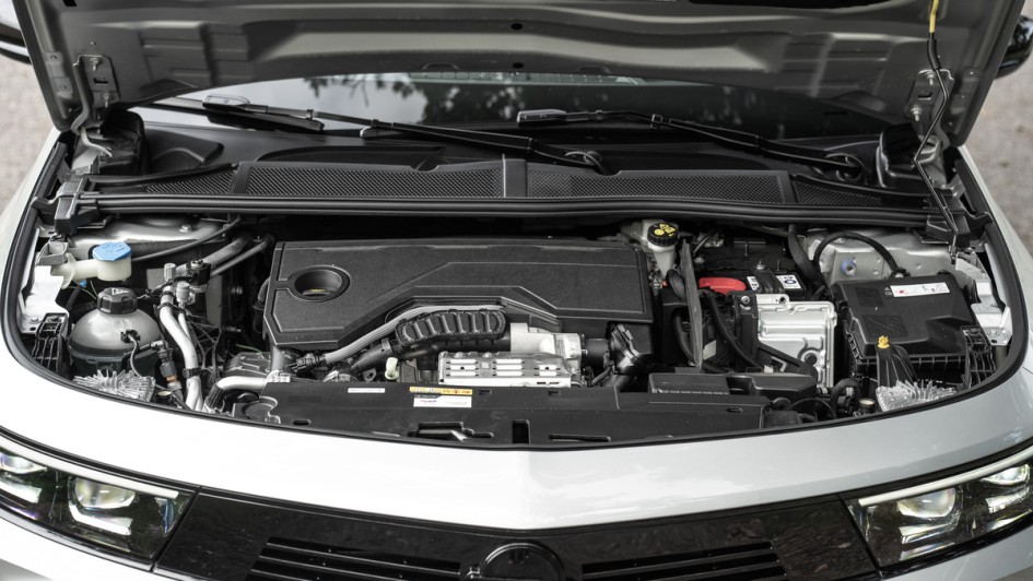 Opel Astra Sports Tourer mit 48-Volt-Hybrid Foto vom Motorraum