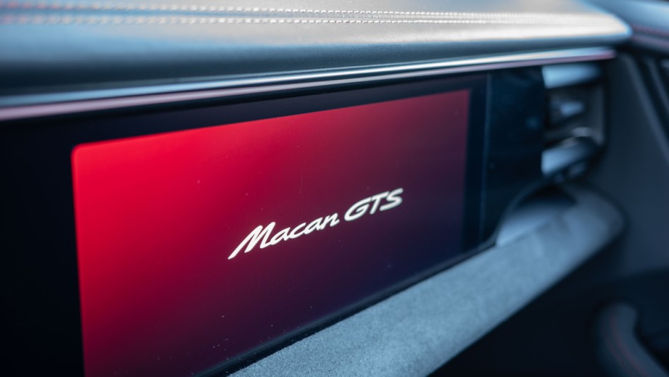 Eingeschaltetes Beifahrerdisplay im Porsche Macan mit "Macan GTS"-Schriftzug