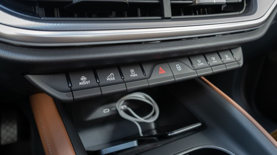 Tastenfeld unter dem Mittendisplay im Skoda Enyaq