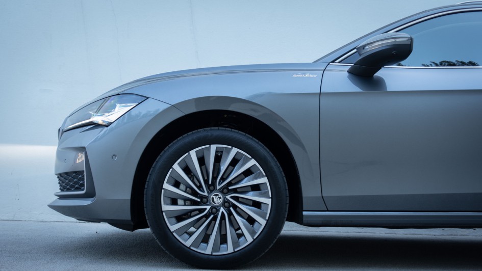 Skoda Superb Combi (2024) 18-Zoll-Alufelge im Detail fotografiert