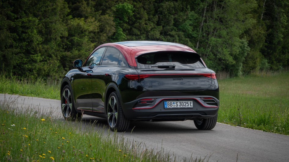 Smart #3 Brabus vor Hütte von hinten