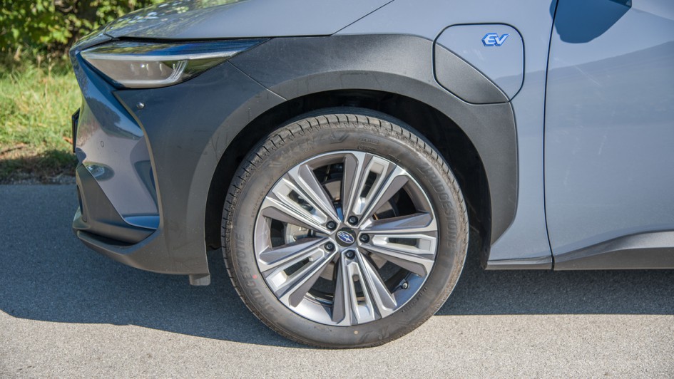 Felge vorn links mit Ladeklappe des Subaru Solterra