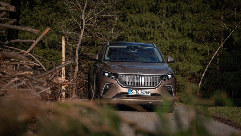 T10X von vorn in einem Wald fotografiert