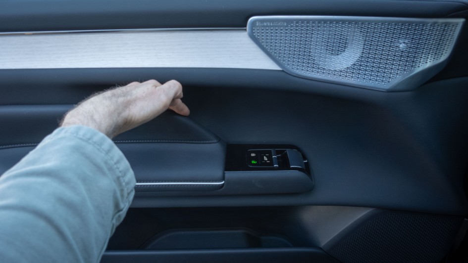 Türgriff zum Zuziehen der Fahrertür im Volvo ES90