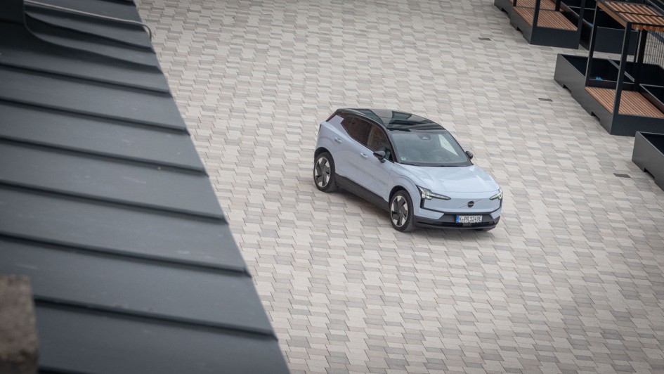 Volvo EX30 von oben vom Turm des Brigk fotografiert