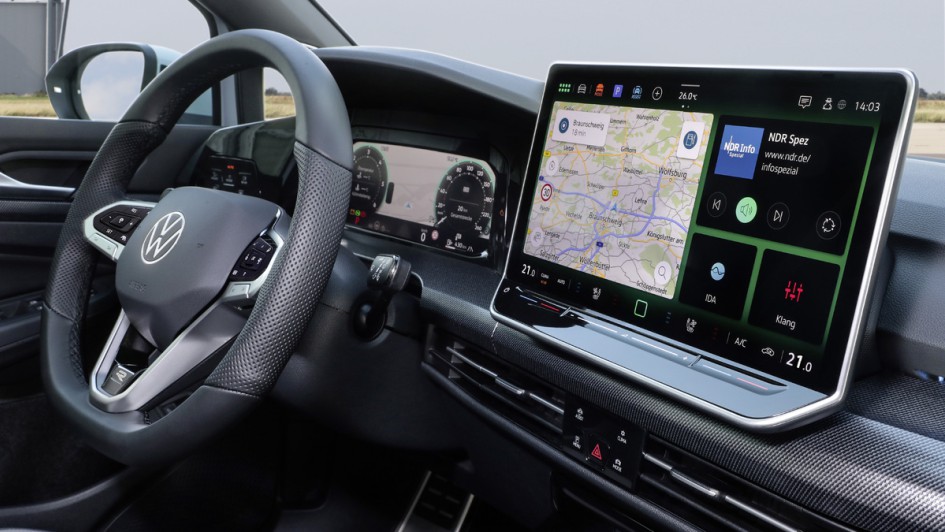 Foto von der beifahrerseite auf das Lenkrad und Infotainmentsystem des VW Golf 2024