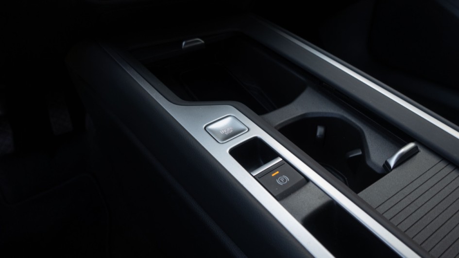 Aufnahme der Mittelkonsole im aktuellen VW Passat eHybrid in der Basisausstattung