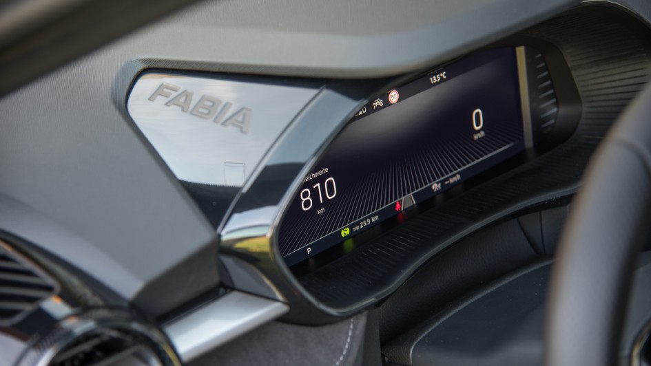 Skoda Fabia 2023 digitales Kombiinstrument. Fotoaufnahme von der fahrerseite aus