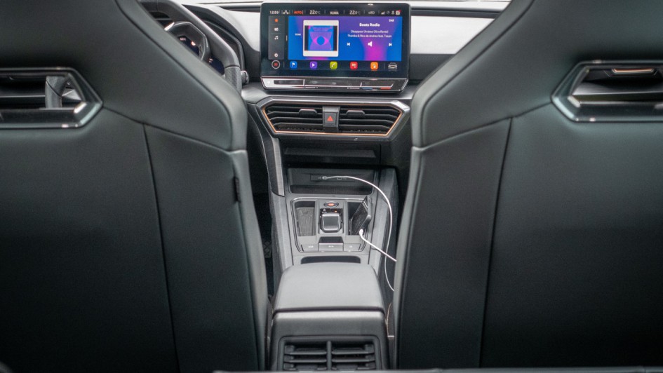 Cupra Leon Sportstourer Mittelkonsole vom Kofferraum aus fotografiert