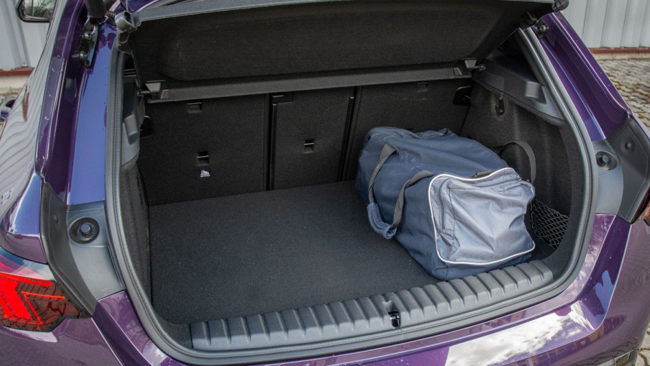 Kofferraum des 120d, der wegen des Mildhybrid-Antriebs 80 Liter weniger Volumen besitzt als der 118d