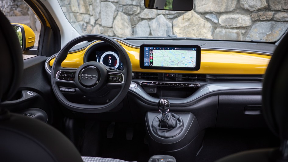 Foto des gesamten Armaturenbretts des Fiat 500 Hybrid