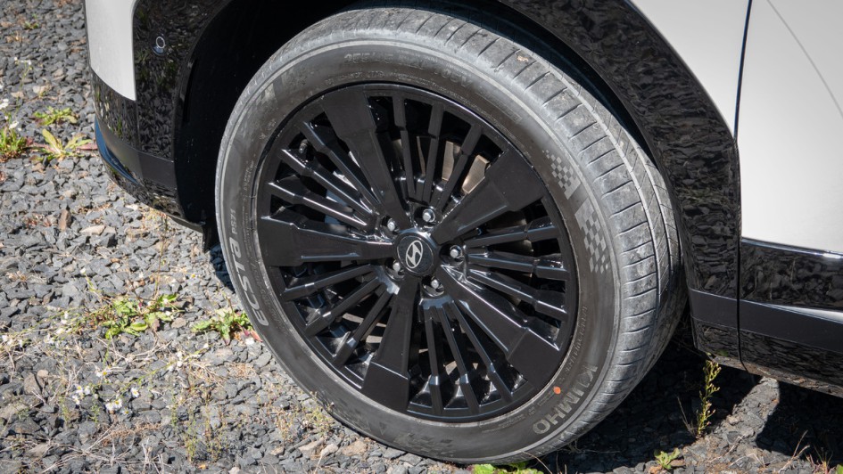20-Zoll-Alufelge in schwarz am Hyundai Santa Fe (2024) in der Ausstattung Blackline