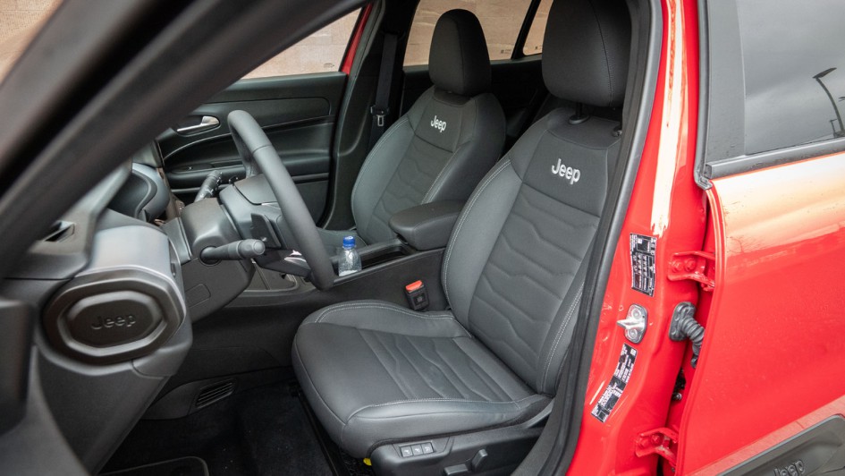 Foto der beiden vorderen Sitze im Jeep Avenger Overland inklusive Lederausstattung