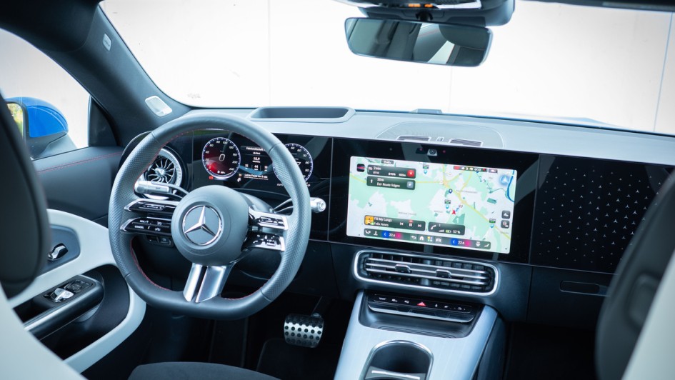 Gesamtes CLA-Cockpit von hinten fotografiert