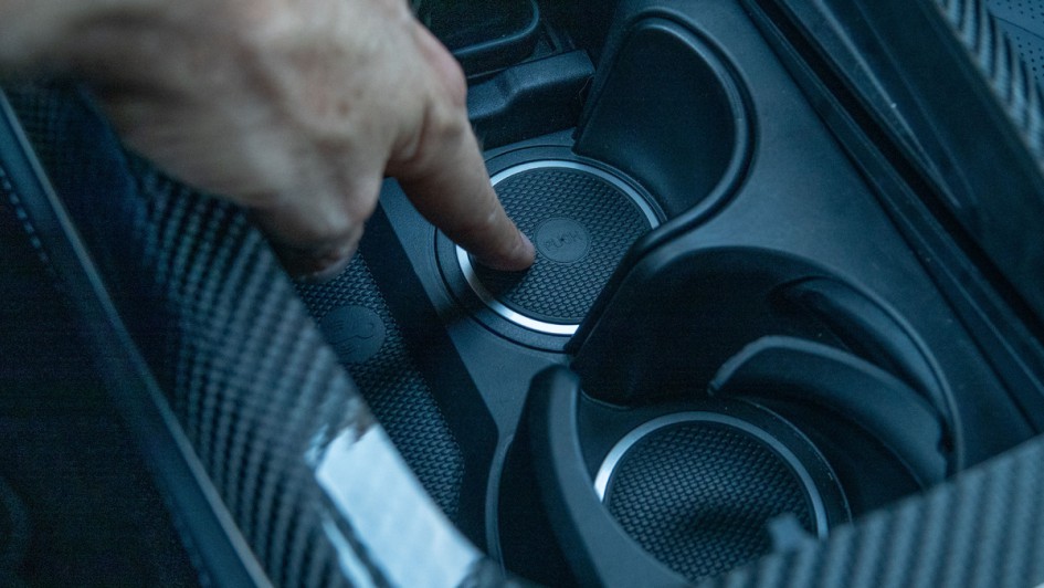 Becherhalter im Mercedes E 450 in der Mittelkonsole.