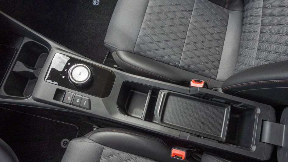 MG3 Hybrid Mittelkonsole mit Gang-Wahlhebel im Detail