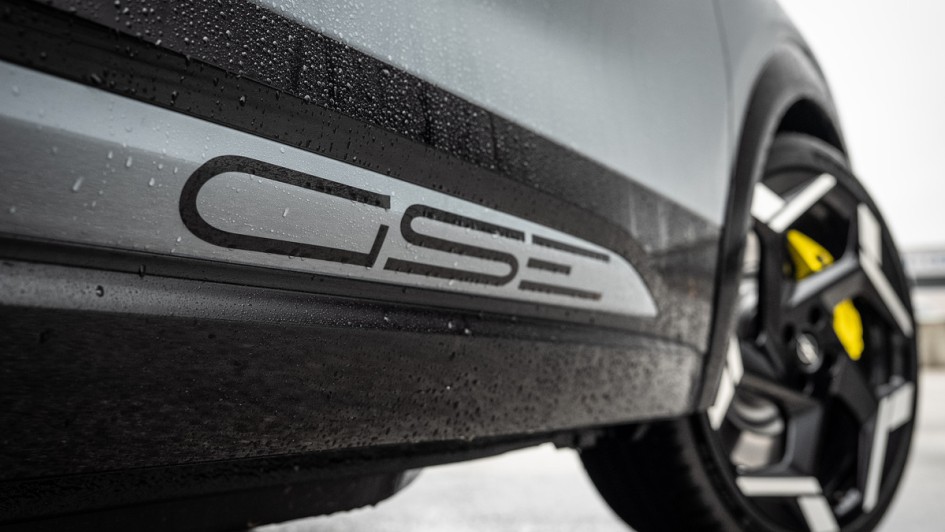 Schriftzug "GSE" am Opel Mokka GSE am Seitenschweller