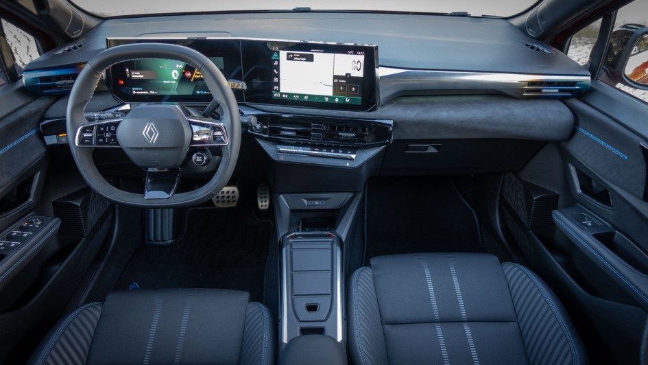 Foto des gesamten Armaturenbretts im Renault Clio, aufgenommen von hinten