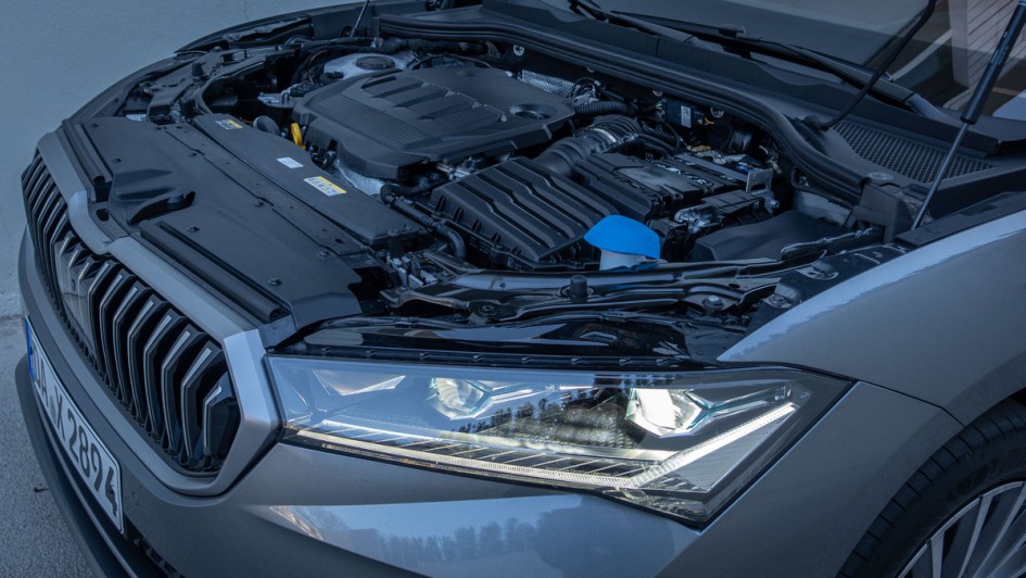 Skoda Superb Combi (2024) Motorraum vom 2.0 TDI 193 PS 4x4 fotografiert