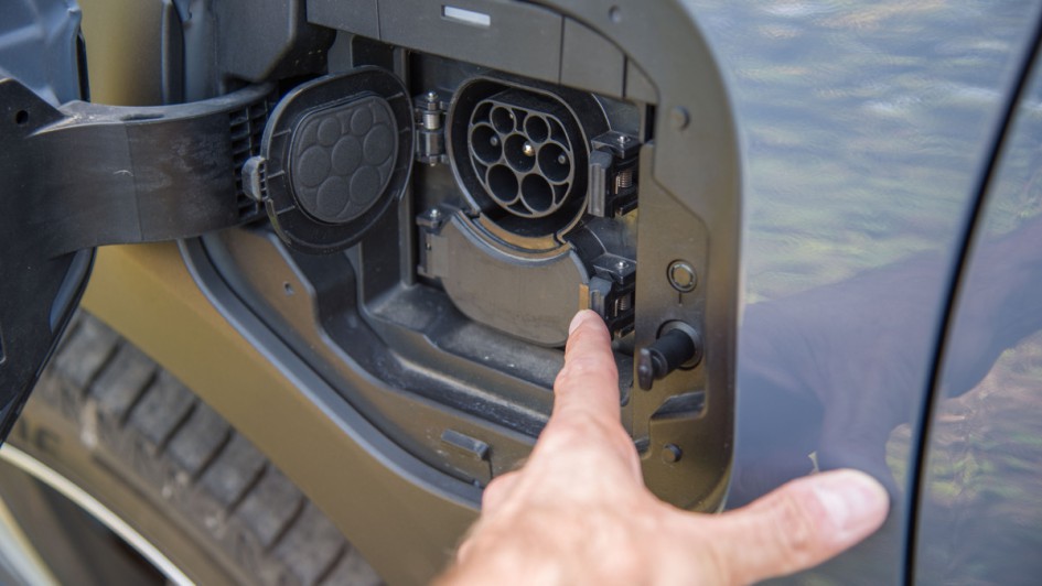 Detailfoto der geöffneten Ladeklappe des Subaru Solterra mit AC- und DC-Ladeanschluss