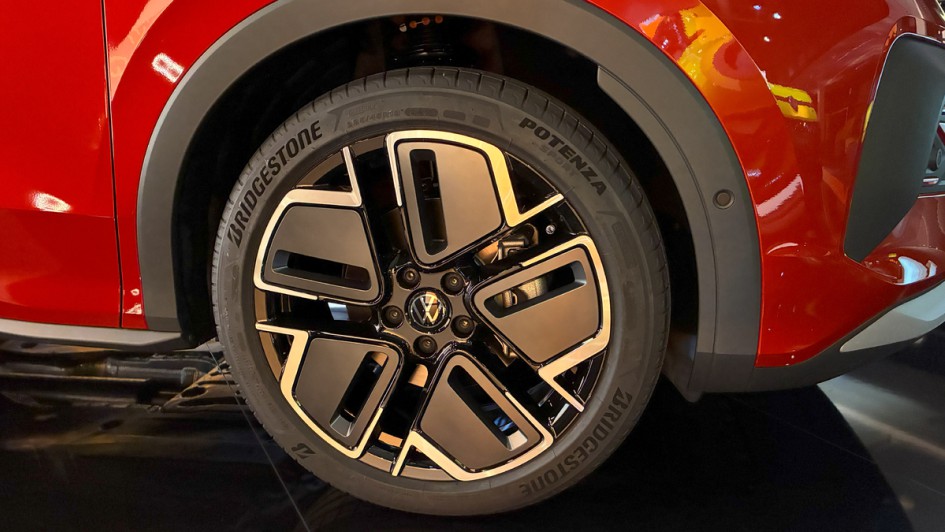 19-Zoll-Alufelge an rotem VW T-Roc fotografiert