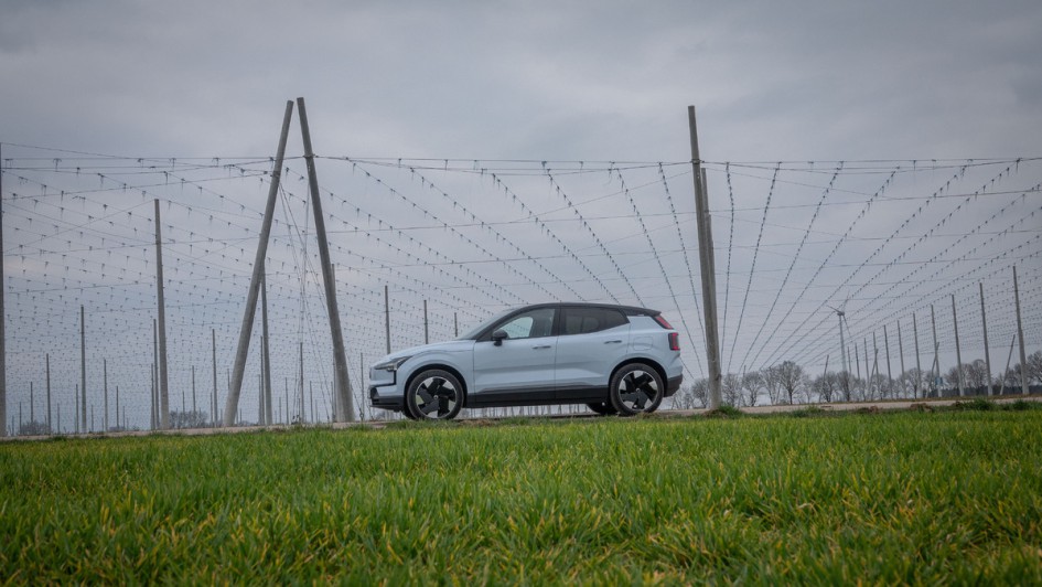 Volvo EX30 in der Hopfenanbauregion Hollertau
