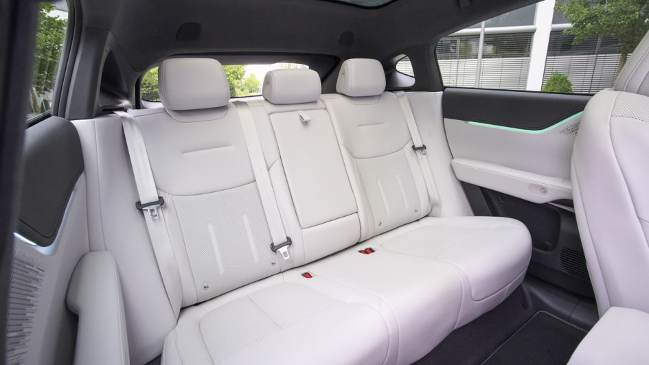 Rückbank im G6 von Xpeng mit heller Lederausstattung