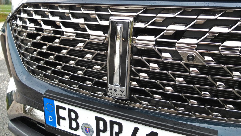 Wey-Logo im Kühlergrill