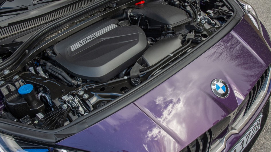Foto vom Motorraum des BMW 120d