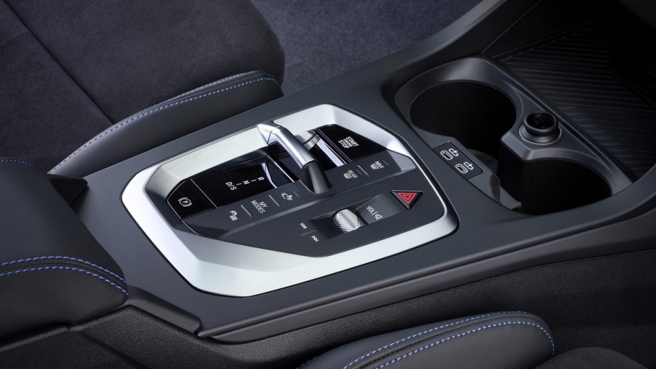 Mittelkonsole mit Doppelkupplungsbeidenung im BMW M135 xDrive 