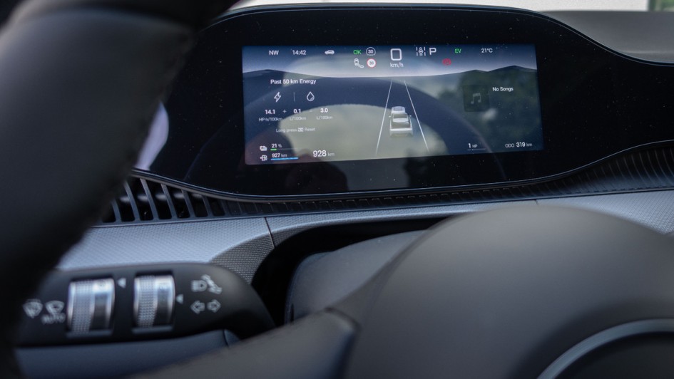 Kombiinstrument des BYD Dolphin G im Detail mit nerviger Spiegelung