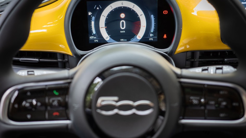 Foto des Digitaltachos im Fiat 500 Hybrid