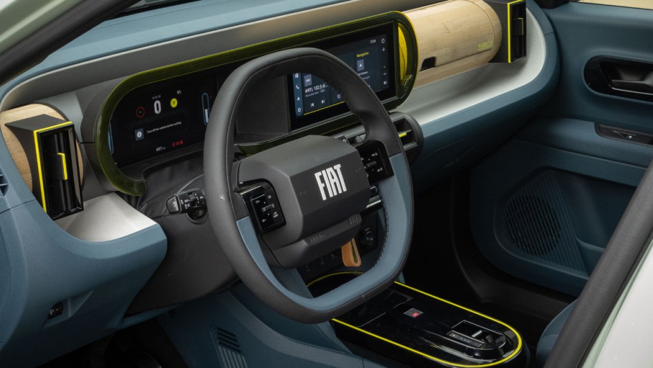 Foto durch die geöffnete Fahrertür in den Innenraum des Fiat Grande Panda