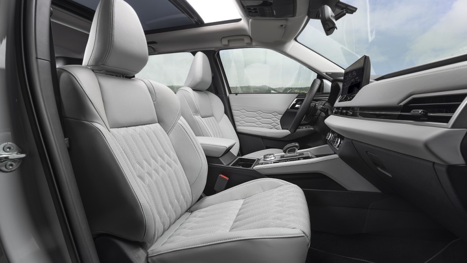 Ledersitze weiss im Outlander 2025