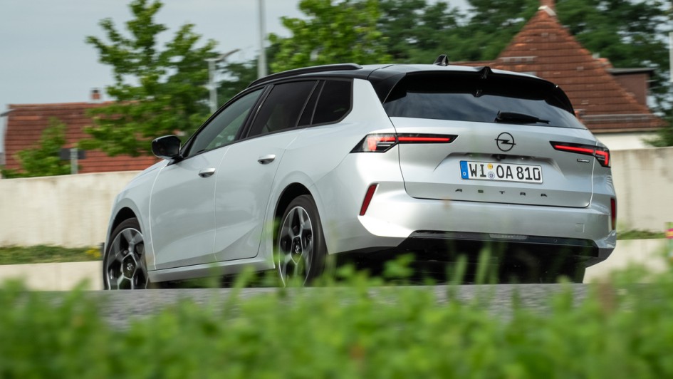 Opel Astra Sports Tourer mit 48-Volt-Hybrid fahrend schraeg von hinten fotografiert
