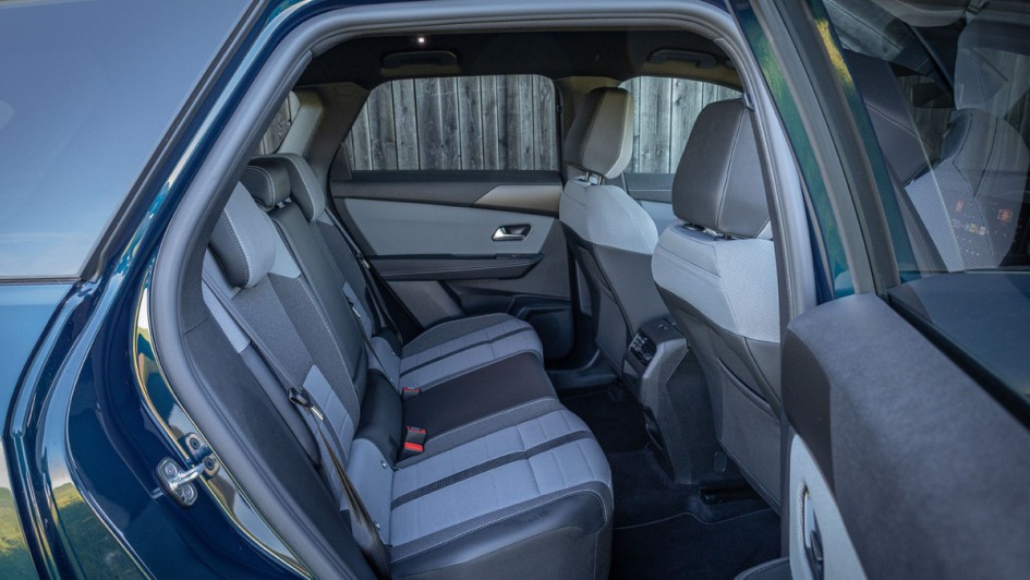 Aufnahme der Rückbank im Opel Grandland, fotografiert durch die geöffnete Tür hinten rechts.