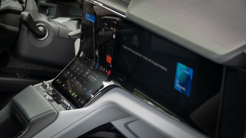 Curved Display im Porsche Cayenne Electric