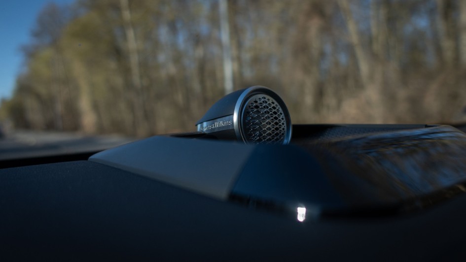 Hochtöner des Bowers&Wilkins-Soundsystems oben auf dem Armaturenbrett direkt unter der Windschutzscheibe