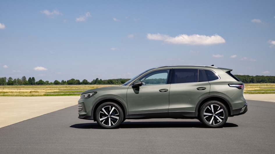 VW Tiguan in grün fotografiert von der Seite