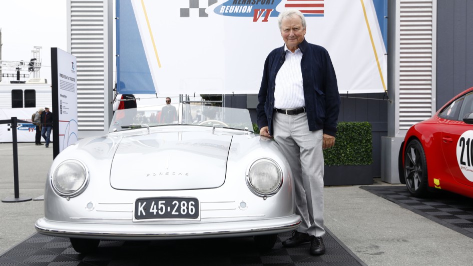 Wolfgang Prosche am Porsche 356 Nummer 1