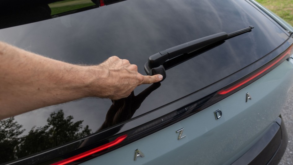 Heckscheibenwischer am Mazda CX-6e mit dem Betätigungsknopf zum Öffnen der Heckklappe