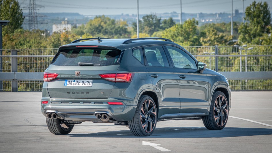 Cupra Ateca VZ Heckansicht auf Garagendeck