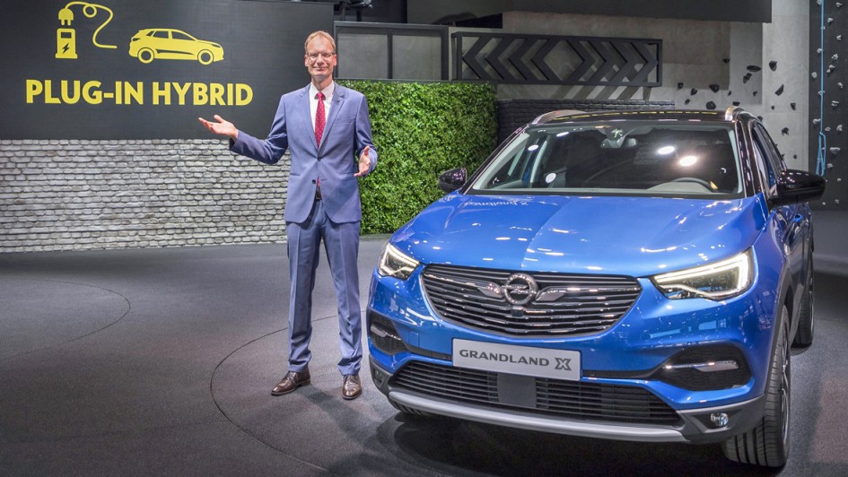 Opel-Chef Michael Lohscheller Grandland X IAA