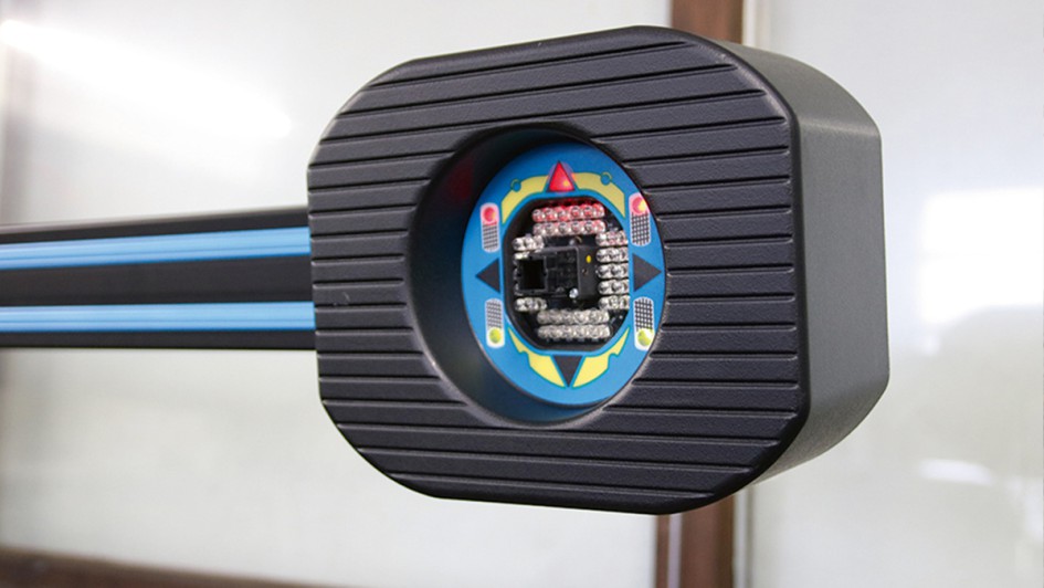 Ein Auto in einer Werkstatt zur Achsvermessung. 